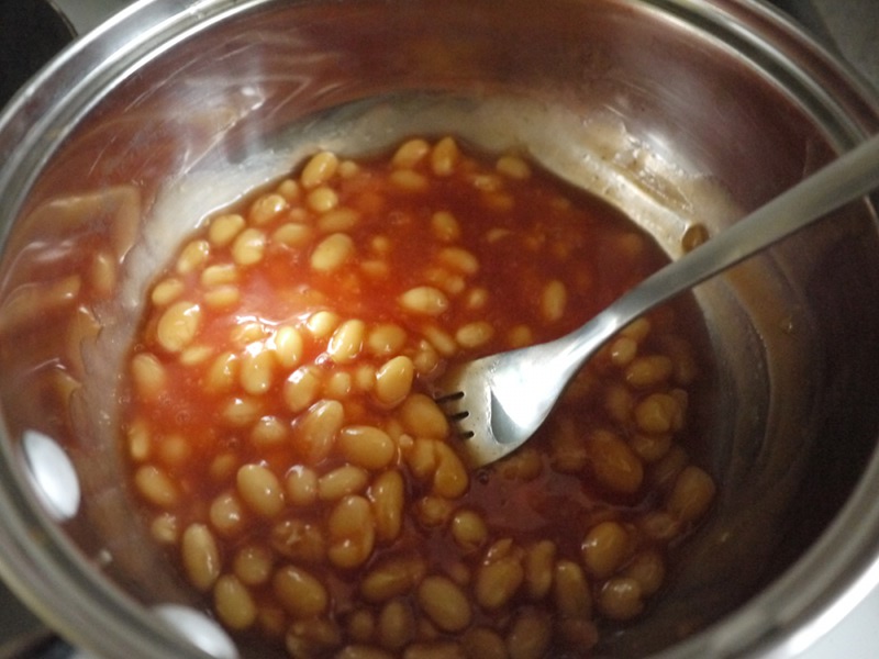 Beans in a pot Heat the beans in a pot